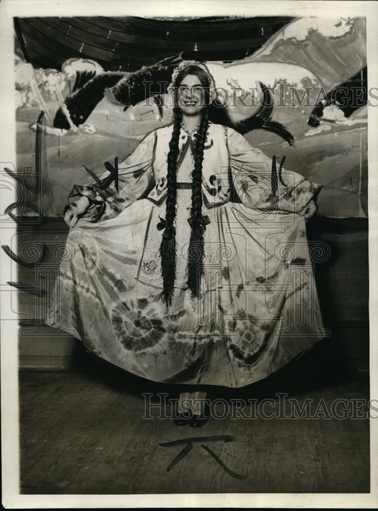 1930 Press Photo Student of Philadelphia School of Design for Women Annual Froli