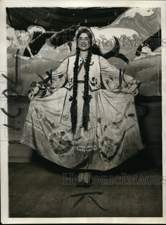1930 Press Photo Student of Philadelphia School of Design for Women Annual Froli