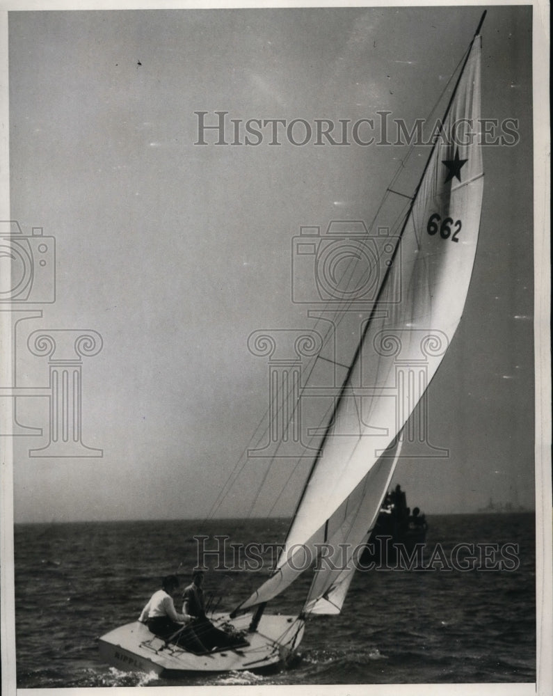 Load image into Gallery viewer, 1931 Press Photo Patsy Raskos Age 13 Commanding her Star Boat Ripple in Race

