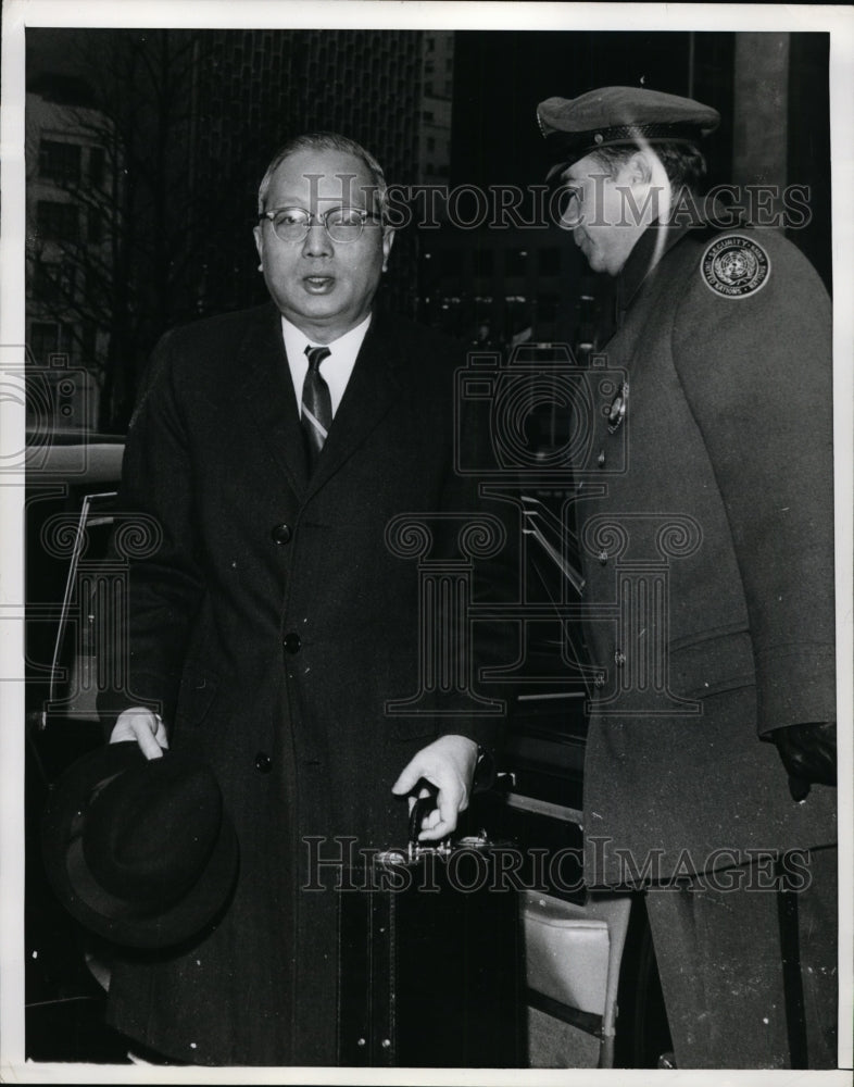 1966 Press Photo UN Guard & Secretary General U Thant at United Nations NY