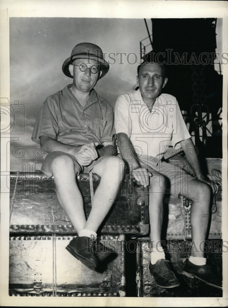 Load image into Gallery viewer, 1943 Press Photo Max Herskovitz &amp; Irving Fenishel Part Prisoner Japan Exchange
