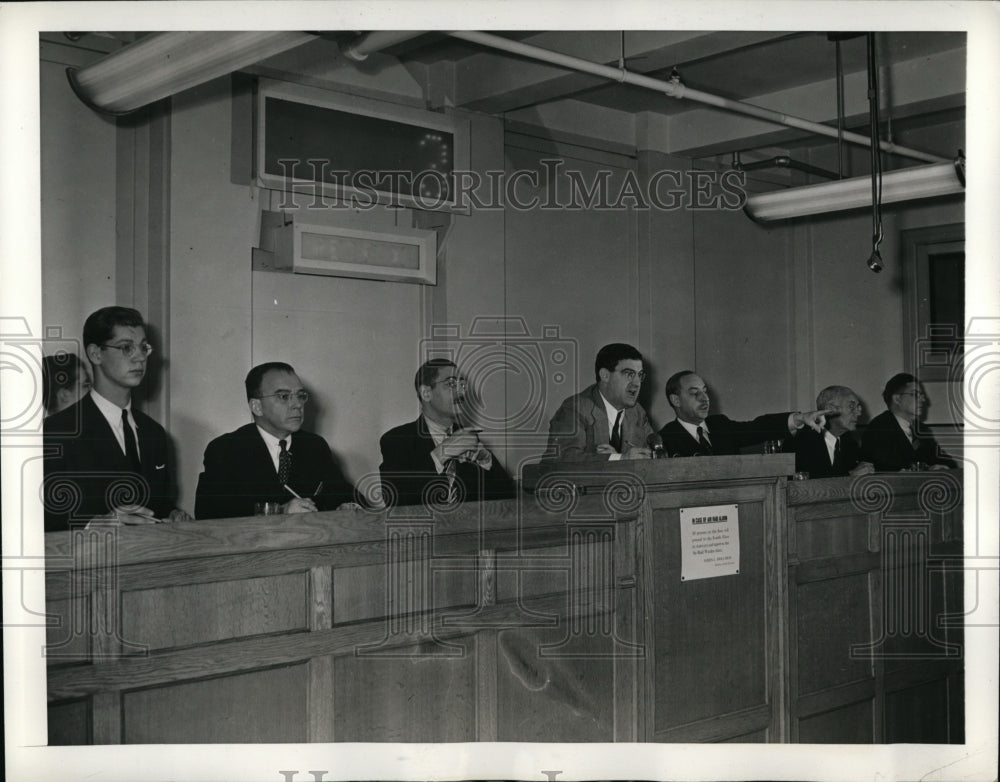 1943 Press Photo Panel of Auctioneers Watch for Bids Russian Furs - nex96906