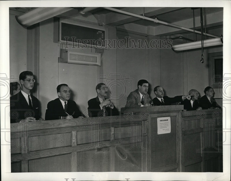 Load image into Gallery viewer, 1943 Press Photo Panel of Auctioneers Watch for Bids Russian Furs - nex96906
