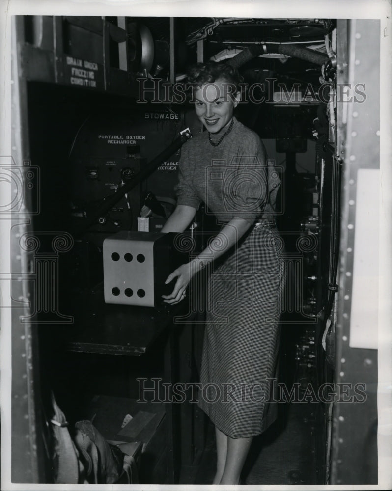 Load image into Gallery viewer, 1953 Press Photo Patsy Scott &amp; Airborne Recorder by North American Aviation Inc
