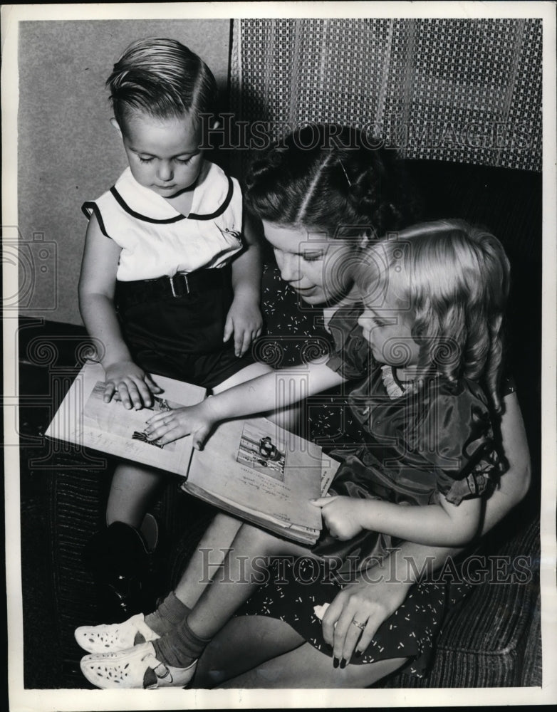 1942 Press Photo Lilly Fern Thompson Rescued from Sloop Wing On Los Angeles