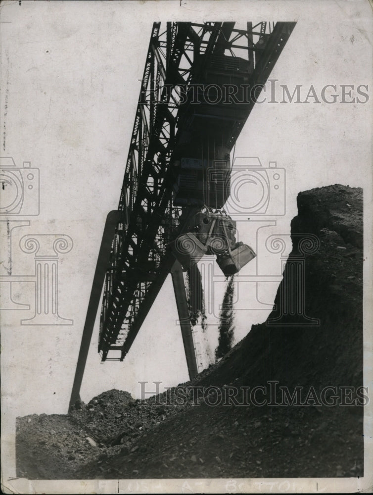 1937 Press Photo Crane Removing Ore from Mountain at Cleveland Docks - nex97063