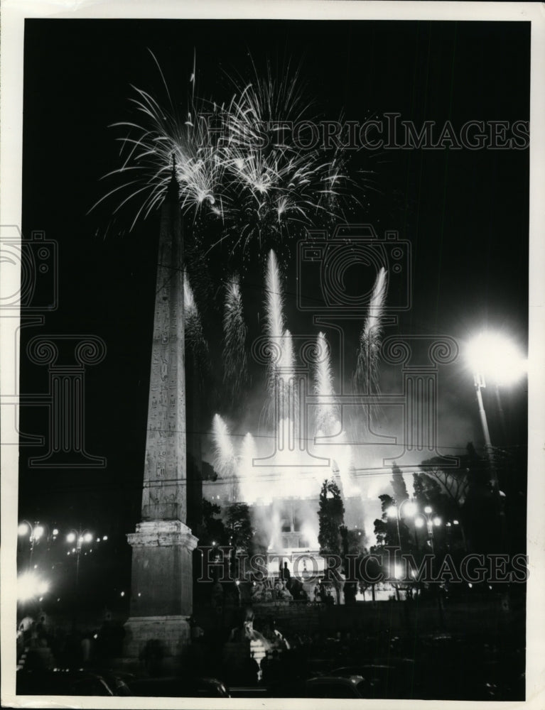 Load image into Gallery viewer, 1961 Press Photo Fireworks at Red Cross Week Celebration Piazza Del Popolo Rome
