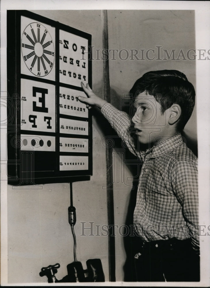 1938 Press Photo Richard Kenealy of Chicago Has Inverted Vision in Right Eye