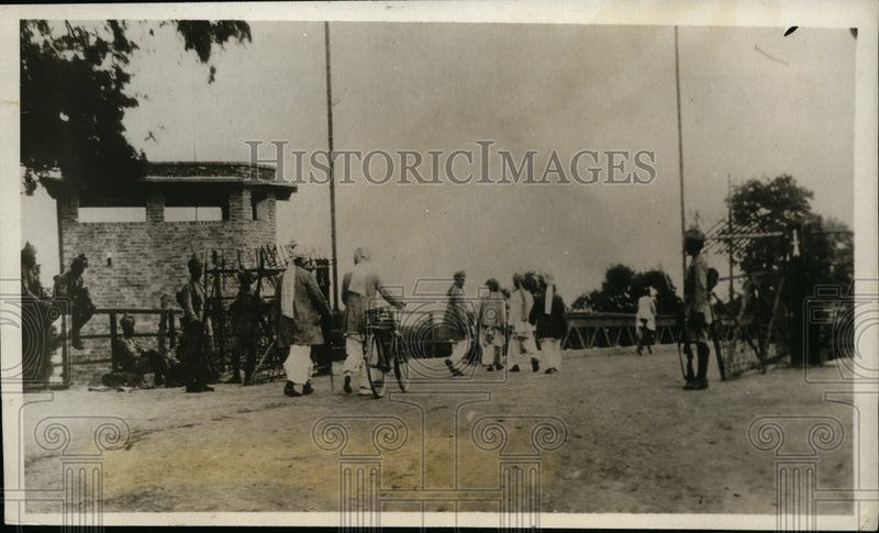 Load image into Gallery viewer, 1930 Press Photo Indian Troops Guard Against Afridi Attack in Peshawar India
