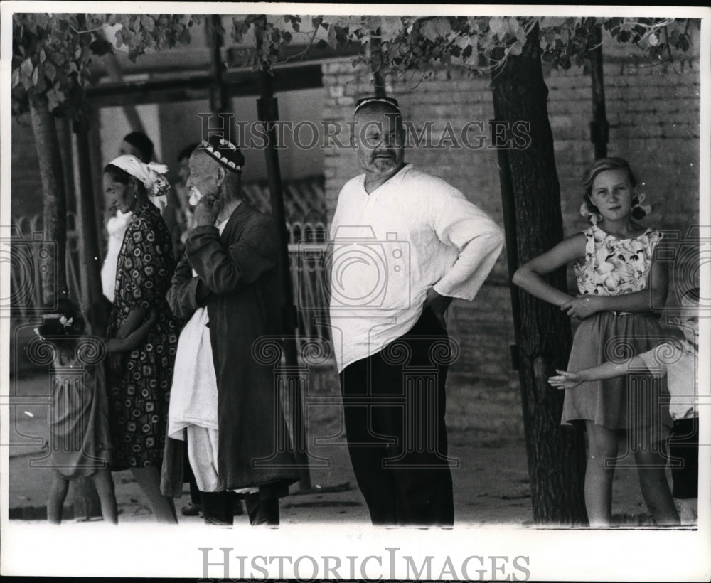1964 Press Photo People in Central Asian and Western Dress Skull Cap in Tashkent