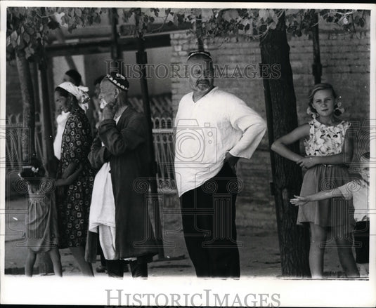 1964 Press Photo People in Central Asian and Western Dress Skull Cap in Tashkent