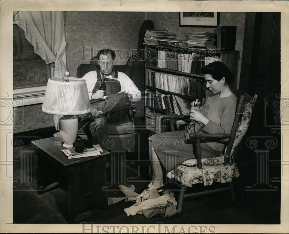 1944 Press Photo Mr Mrs Ernest Feder in Personal Library with Swiss Law Books