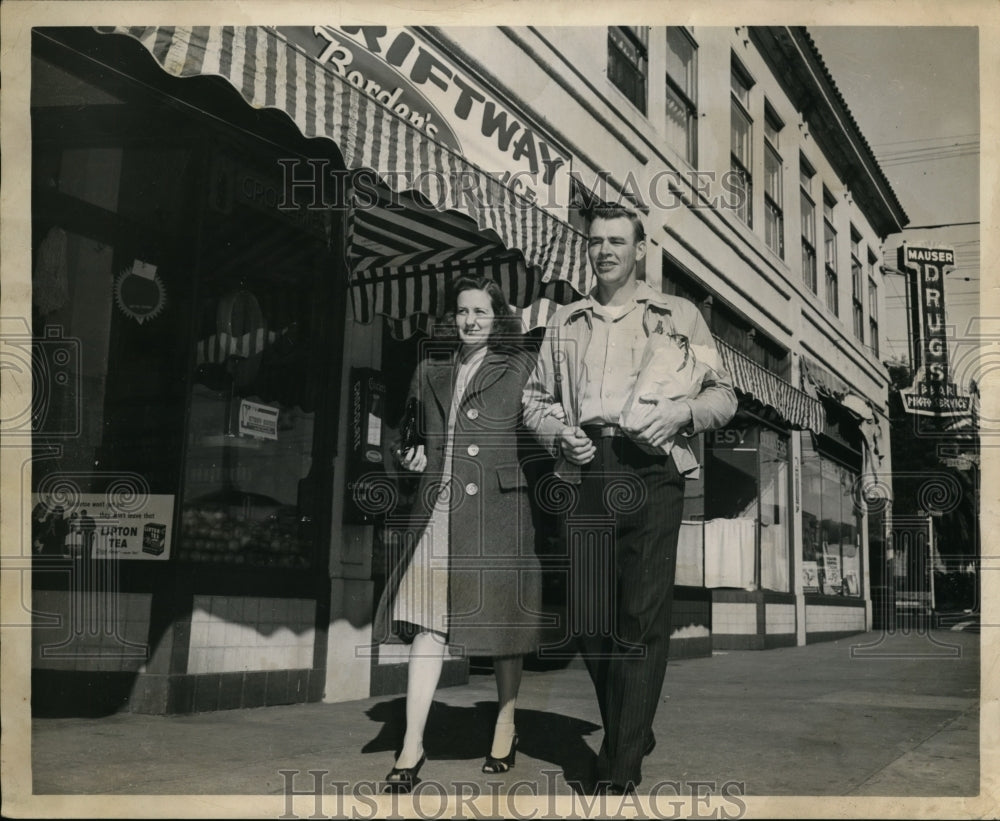 1946 Press Photo John Hatten and Wife Shopping - nex97482