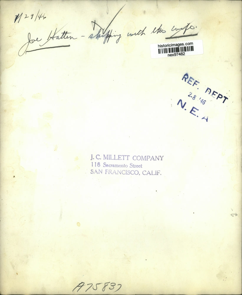 1946 Press Photo John Hatten and Wife Shopping - nex97482