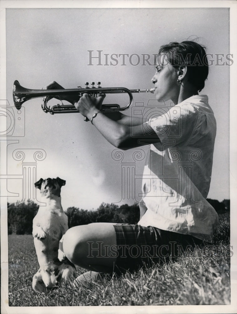 1956 Press Photo Elsie Liessner Practicing The Trumpet & Her Dog Trixie