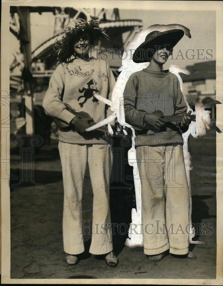 1921 Press Photo Beach Lounge Ensembles for Hikers Helen Ketele & Ruth Amente