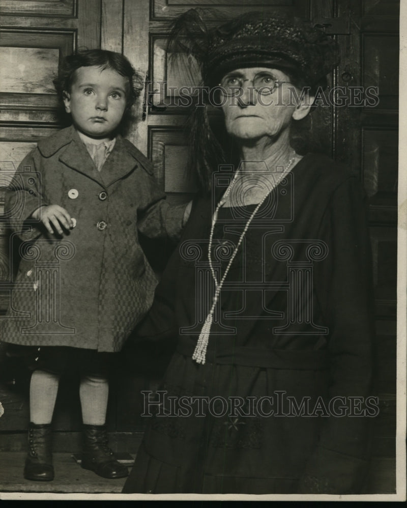 Load image into Gallery viewer, 1923 Press Photo Reta Kady &amp; Mrs TH Farnen of St Louis - nex97563
