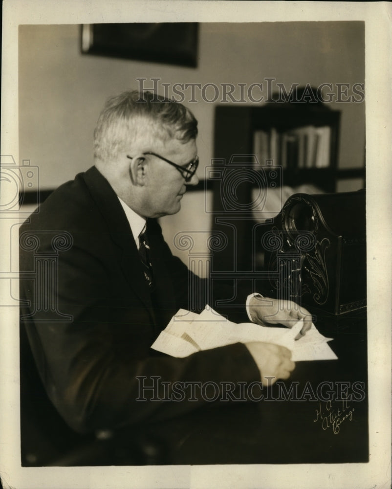 1950 Press Photo Lloyd S Tenny Chicago Mercantile Exchange Market Quotes W9XAP