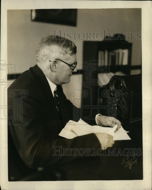 1950 Press Photo Lloyd S Tenny Chicago Mercantile Exchange Market Quotes W9XAP