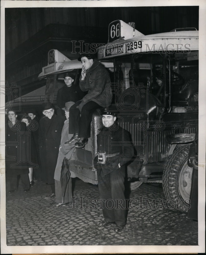 1947 Press Photo Driver of Paris Bus Sits on Hood Due to Strike - nex97600