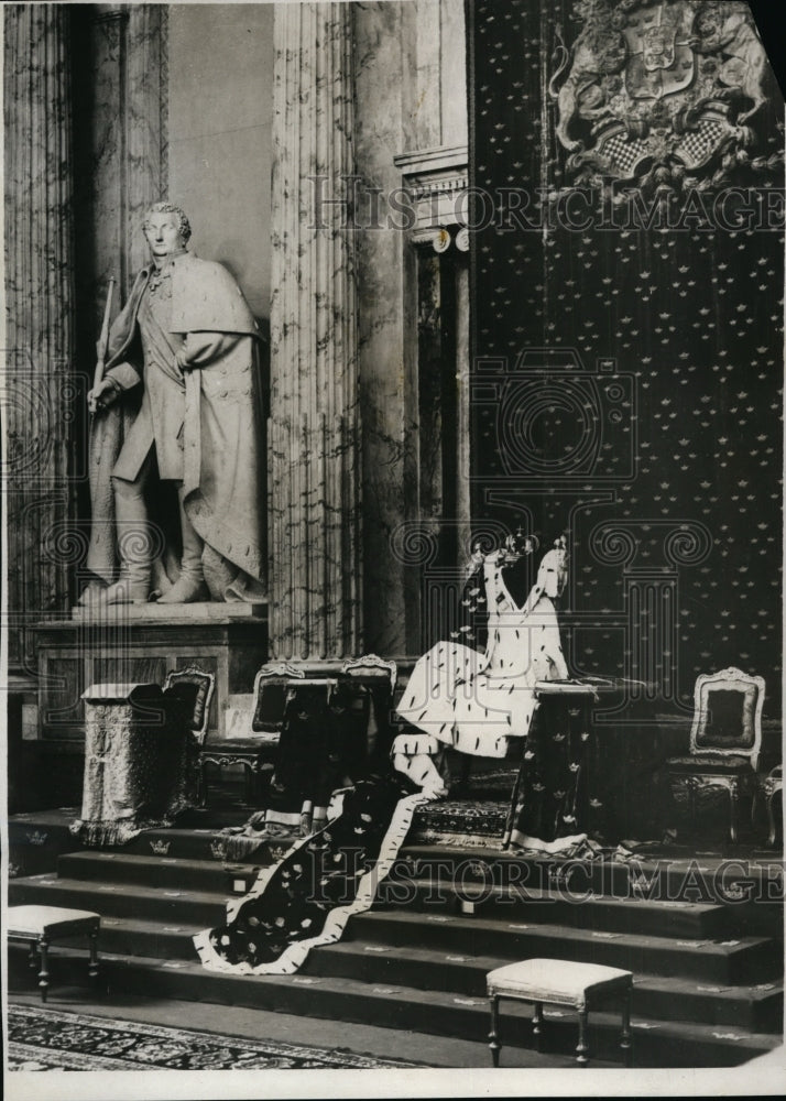 1932 Press Photo Swedish Monarch Scepter Placed Beside Throne for King- Historic Images