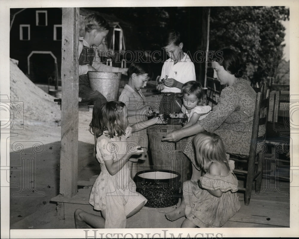 1943 Press Photo Mrs Minnie Azalee York & 6 of Her Children Making Grape Jelly