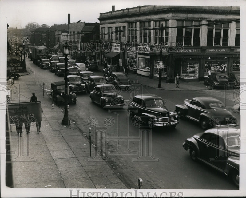 Load image into Gallery viewer, 1947 Press Photo Automobiles in Superior Lakeview Traffic - nex97875
