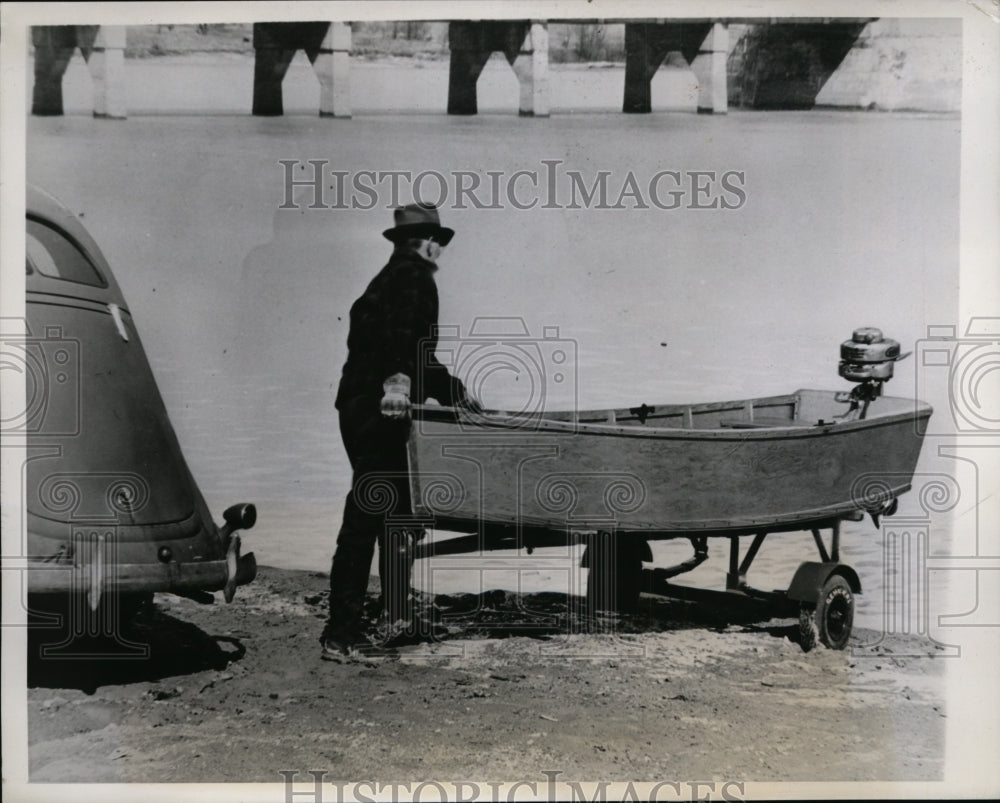 1939 Press Photo Izaak Waltons Hauling Boat on Boat-Trailer - nex97894