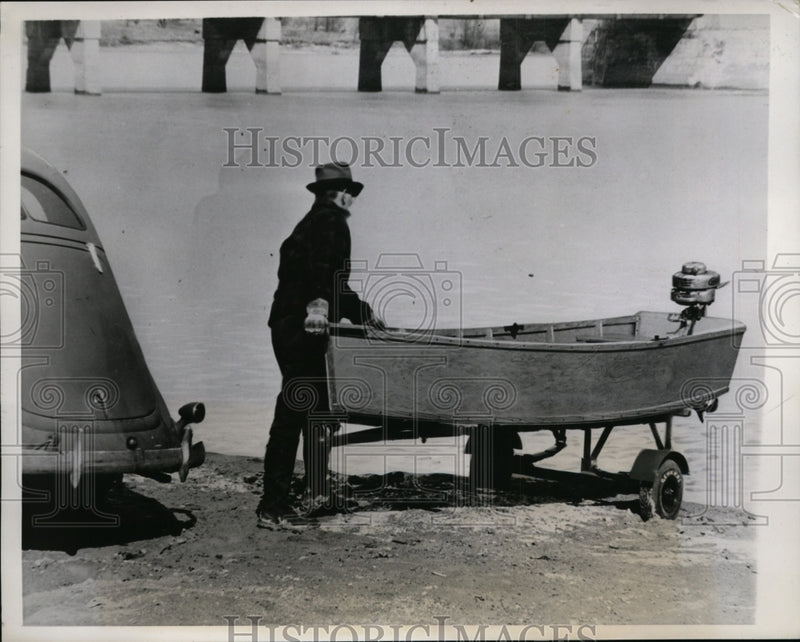 Load image into Gallery viewer, 1939 Press Photo Izaak Waltons Hauling Boat on Boat-Trailer - nex97894

