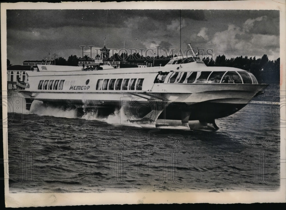 1960 Press Photo New Russian Craft Meteor Races Toward Moscow - nex97932- Historic Images