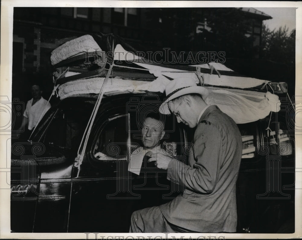 1943 Press Photo Rev Fletcher Parker Given Citation by OPA for Traveling