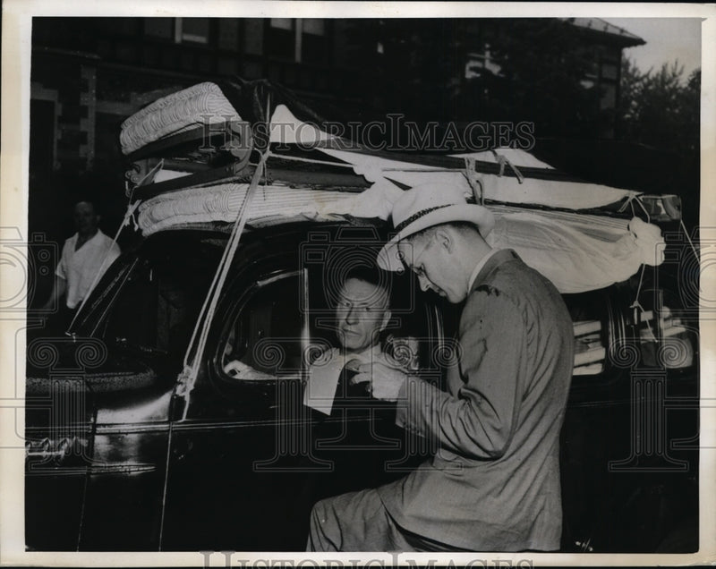 Load image into Gallery viewer, 1943 Press Photo Rev Fletcher Parker Given Citation by OPA for Traveling
