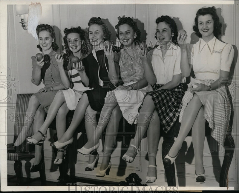 Load image into Gallery viewer, 1940 Press Photo Lislie Shipey Crowned The Tomato Queen &amp; Her Court - nex97945
