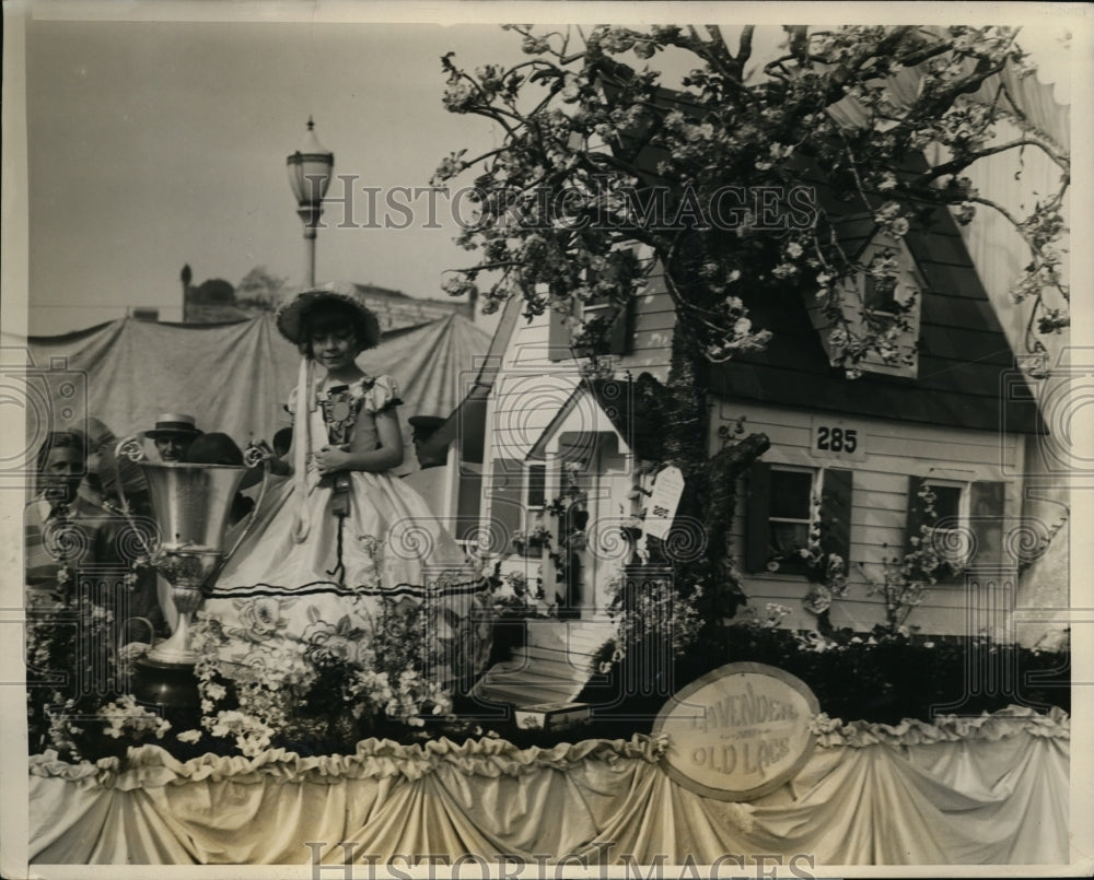 1927 Press Photo Ada Hoffman on Float Lavender & Old Lace Won 1st Prize