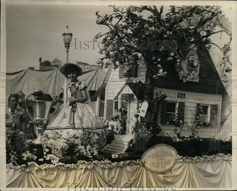 Load image into Gallery viewer, 1927 Press Photo Ada Hoffman on Float Lavender &amp; Old Lace Won 1st Prize
