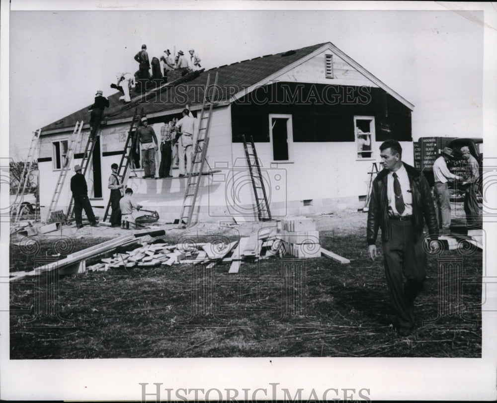 1952 Press Photo Workmen Hurry to Build House Gift from Town for Mother & 11 Kid