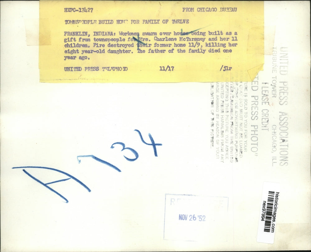 1952 Press Photo Workmen Hurry to Build House Gift from Town for Mother & 11 Kid