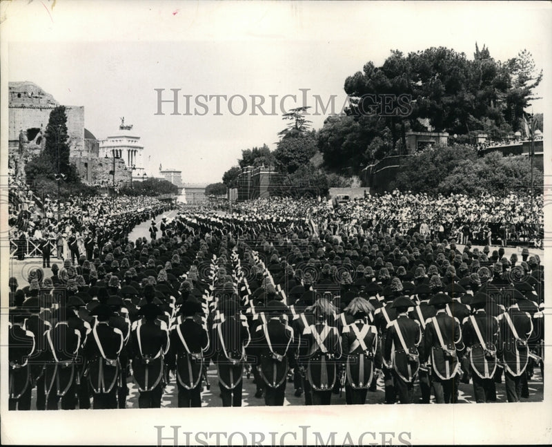 Load image into Gallery viewer, 1973 Press Photo The Caeabinieri National Police in Rome Italy's 27th Anniversar
