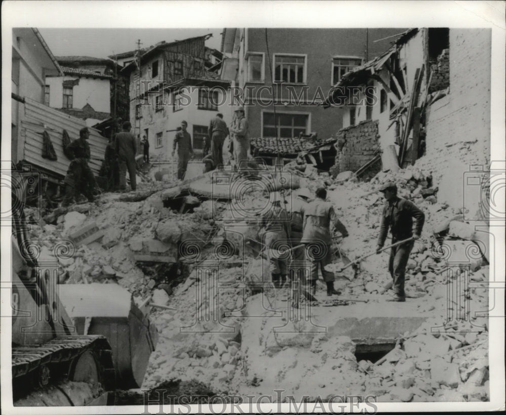 1970 Press Photo German Rescue Team & Turkish Soldiers After Earthquake