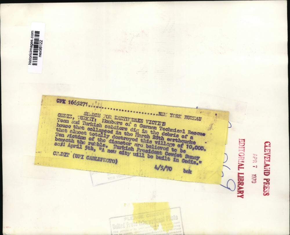 1970 Press Photo German Rescue Team & Turkish Soldiers After Earthquake