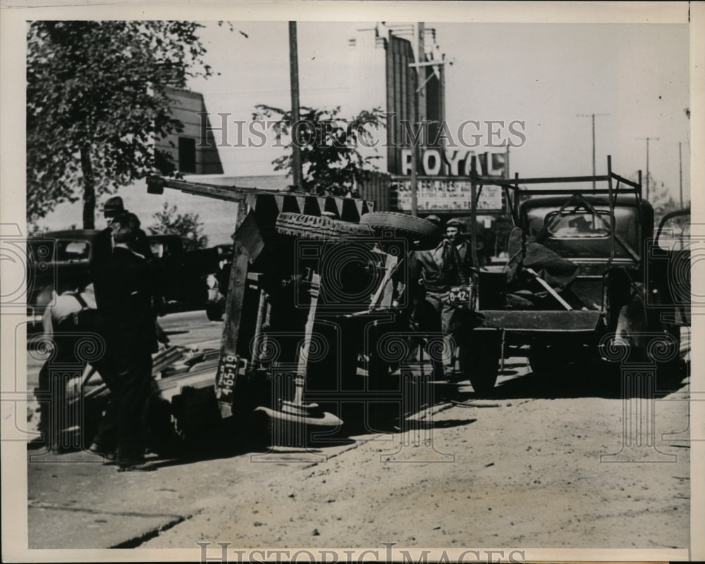 1941 Press Photo Detroit City Wide Strike Lumber Trucks Drivers Overturn Truck