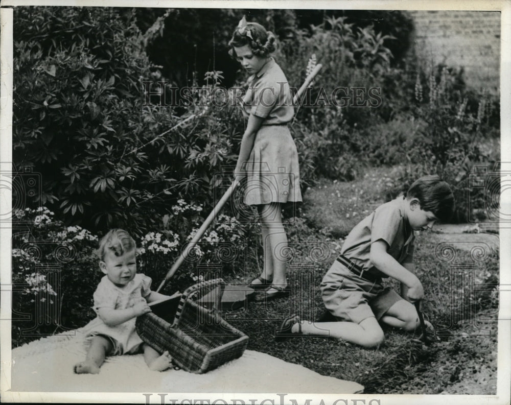 1943 Press Photo Prince's Michael & Edward with Princess Alexandra in England