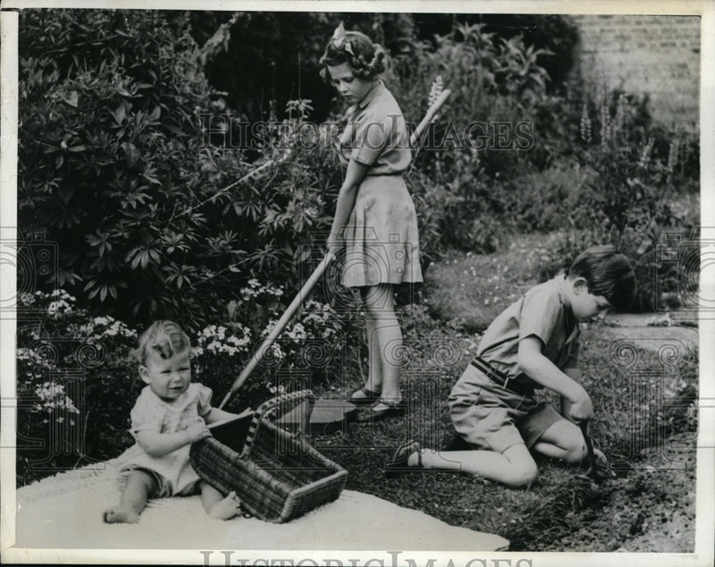 Load image into Gallery viewer, 1943 Press Photo Prince's Michael &amp; Edward with Princess Alexandra in England
