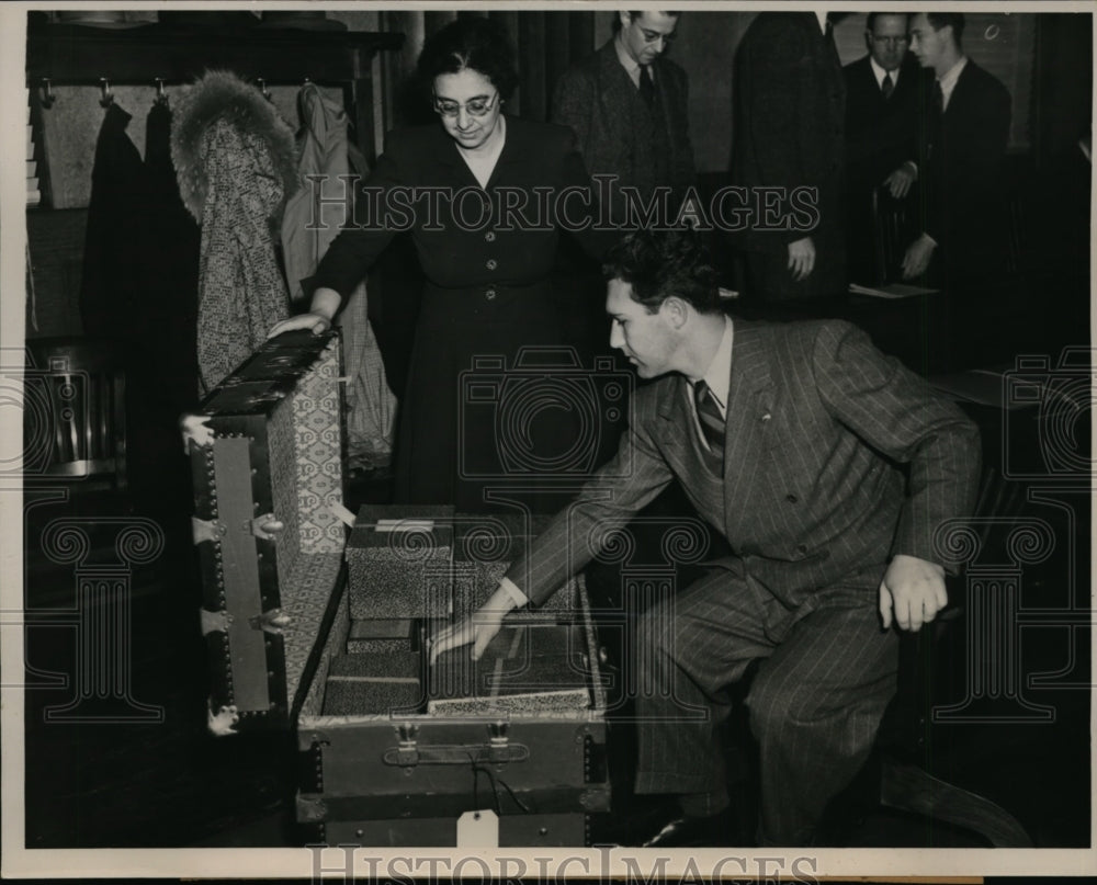 1941 Press Photo Carol King & Aubrey Grossnar of Bridges Defense Team