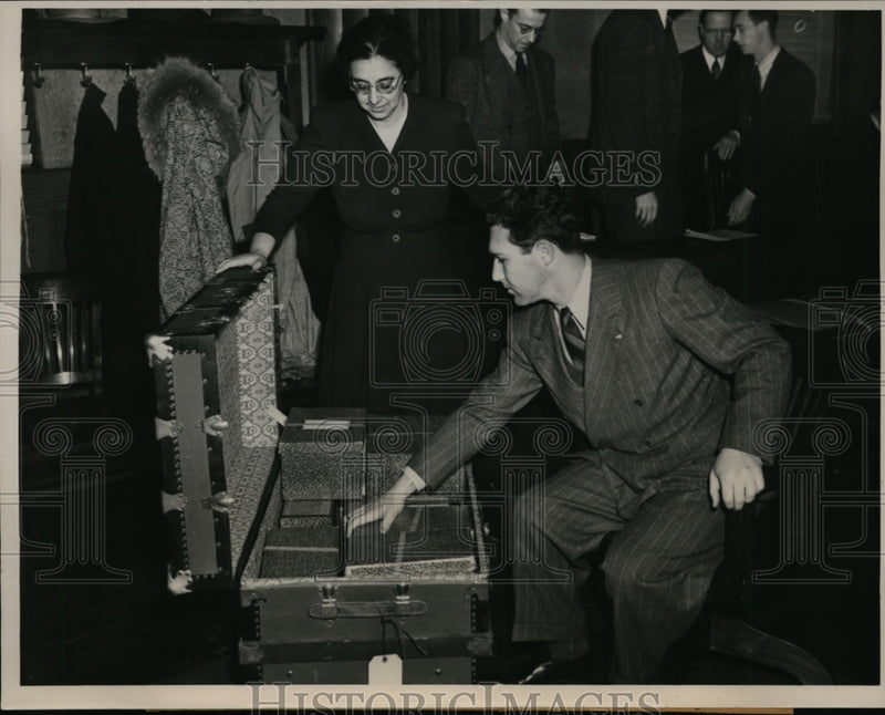 Load image into Gallery viewer, 1941 Press Photo Carol King &amp; Aubrey Grossnar of Bridges Defense Team
