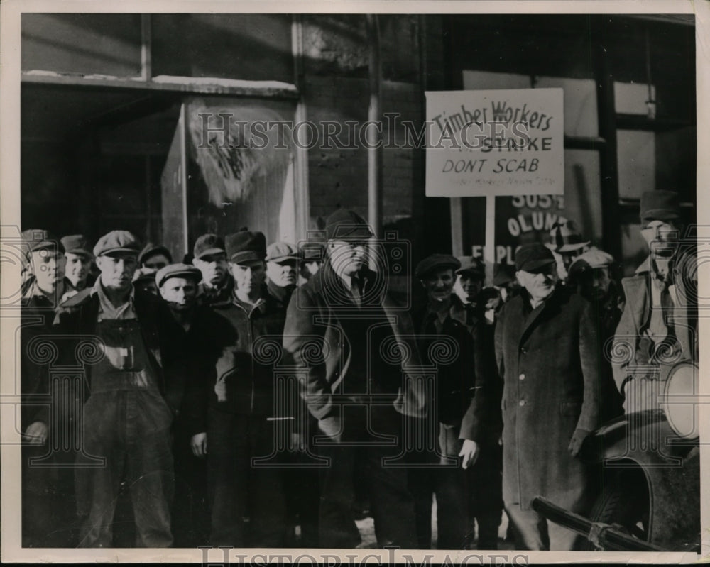 1937 Press Photo Striking Lumberjacks of Northern Minnesota at Headquarters