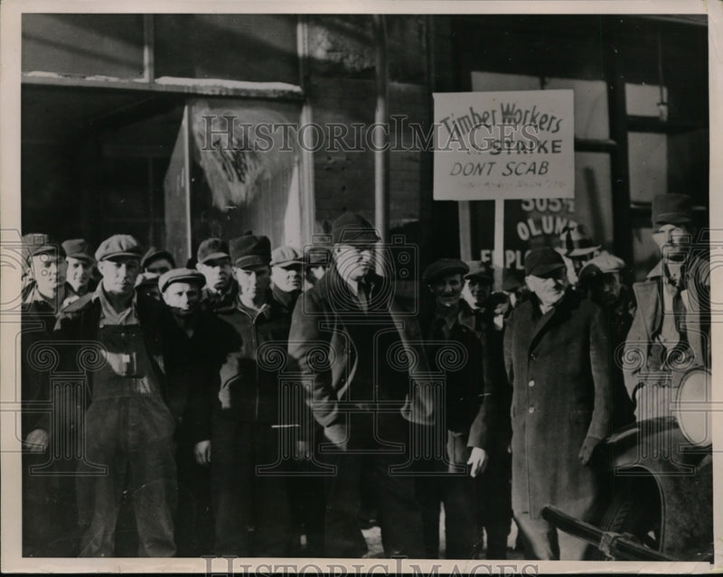 Load image into Gallery viewer, 1937 Press Photo Striking Lumberjacks of Northern Minnesota at Headquarters
