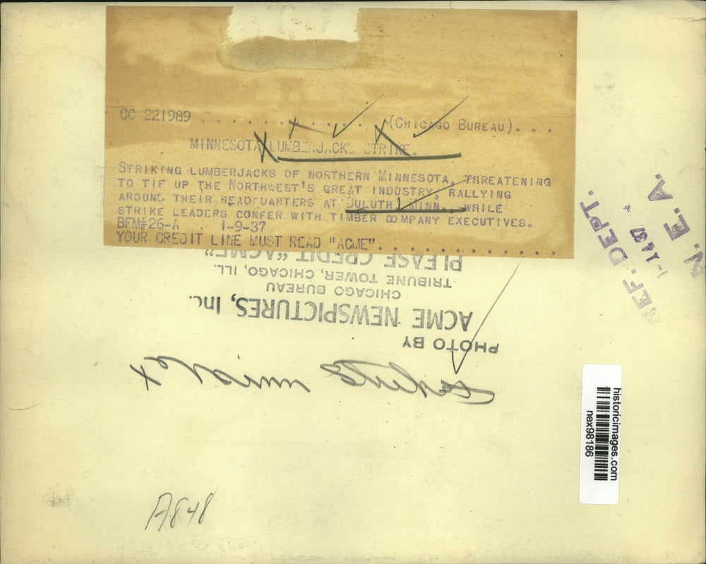 1937 Press Photo Striking Lumberjacks of Northern Minnesota at Headquarters