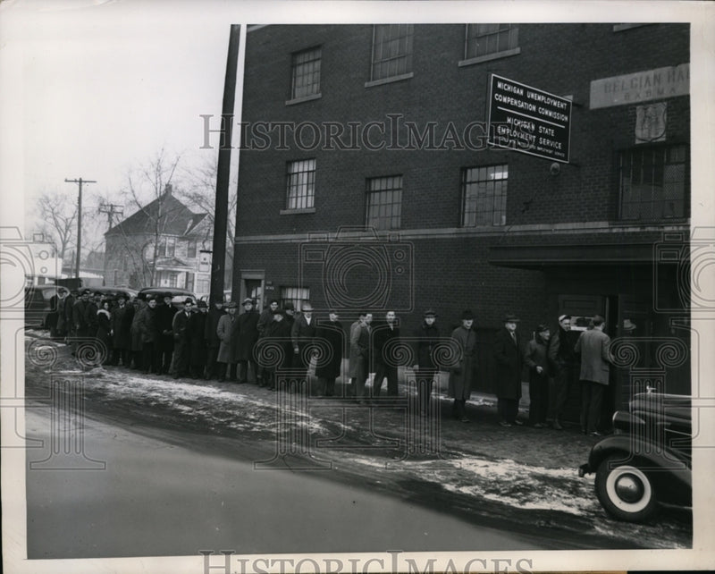 Load image into Gallery viewer, 1948 Press Photo Michigan Unemployment Commission Line Outside to File Claims
