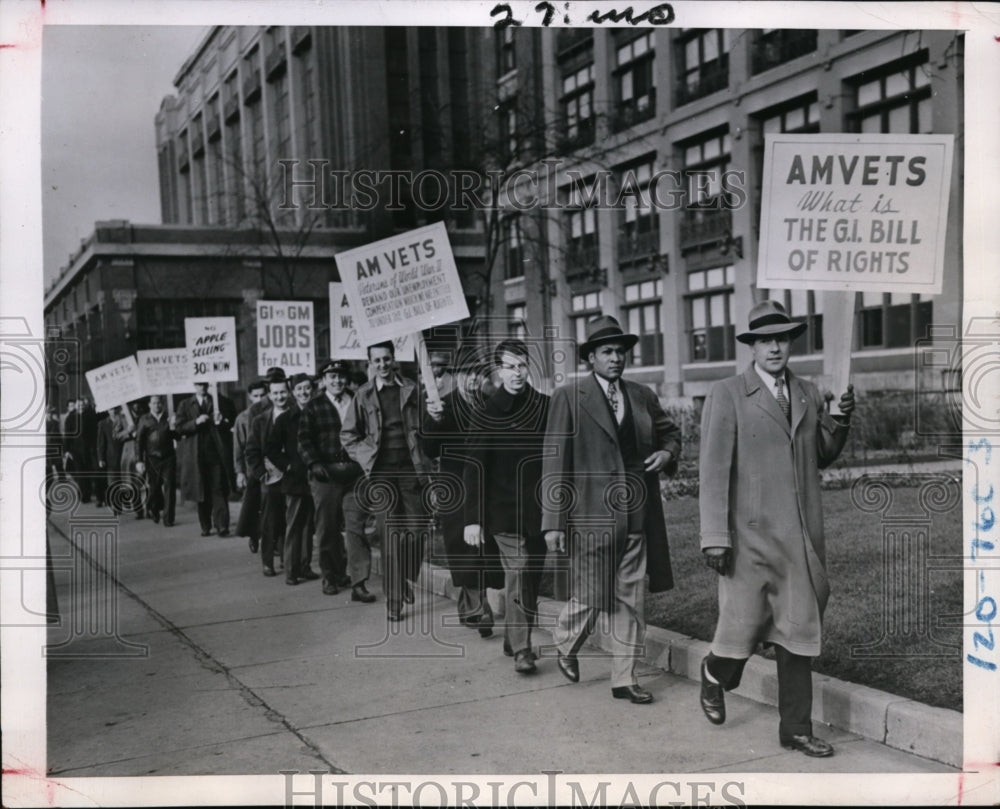 1945 Press Photo Picketing at Michigan Unemployment Compensation Building
